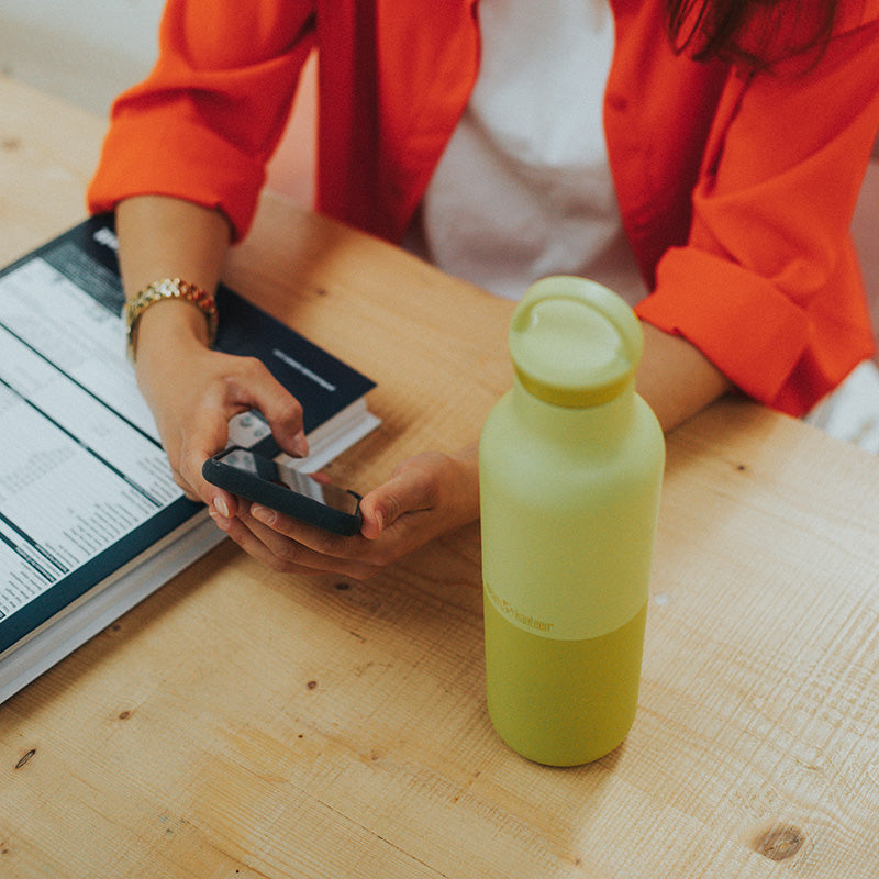 20oz-rise-classic-with-arch-loop-cap-d2 20oz_rise_classic_insulated_bottle_acacia_worker_phone_square.jpg