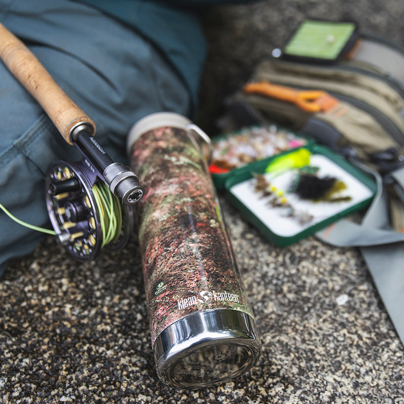20oz-tkwide-with-cafe-cap-mossy-oak-p7 20oz_tumbler_mossyoak_rainbowtrout_flyfish_top_square.jpg